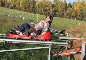 Dziewczęta na saneczkach grawitacyjnych