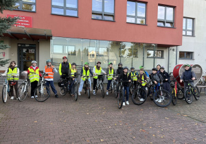 Uczniowie biorący udział w wycieczce rowerowej