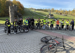 Uczniowie biorący udział w wycieczce rowerowej