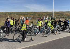 Uczniowie biorący udział w wycieczce rowerowej