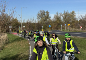 Uczniowie jadący na rowerach