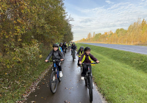 Uczniowie jadący na rowerach