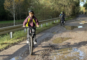 Uczniowie jadący na rowerach