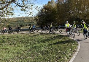 Uczniowie jadący na rowerach