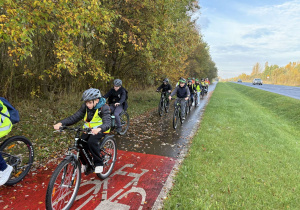 Uczniowie jadący na rowerach