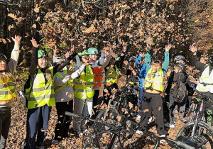 Uczniowie biorący udział w wycieczce rowerowej