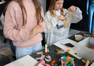 Dziewczynki wykonują kostiumy.