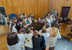 Wspólny śpiew przy fortepianie.