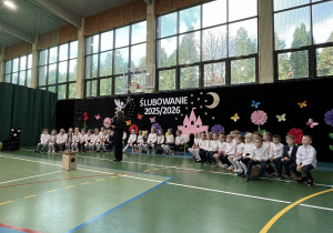 Prowadząca wita wszystkich przybyłych na uroczystość