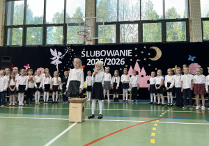 Julia i Wiktoria śpiewają hymn pierwszoklasisty