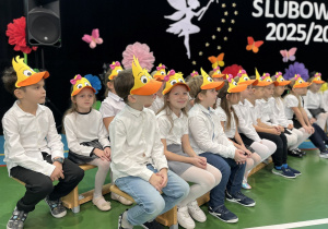 Uczniowie przebrani za żółtodzioby