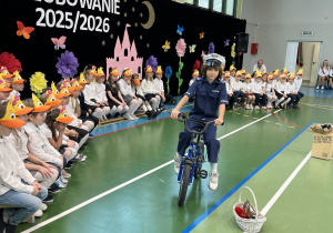 Uczeń przebrany za policjanta wita w krainie bezpieczeństwa