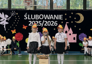 Pierwszoklasistki mówią wierszyki