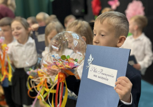 Uczeń z aktem i prezentem