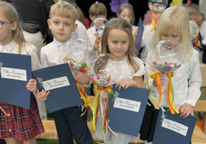 Uczniowie z otrzymanymi prezentami