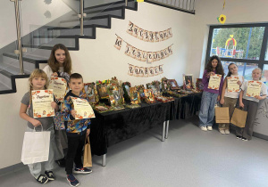 Zwycięzcy konkursu prezentują dyplomy wraz z nagrodami.