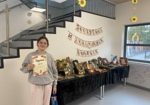 Alicja Kot prezentuje dyplom za zajęcie II miejsca w konkursie.