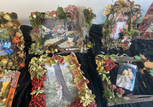 Prace konkursowe uczniów biorące udział w konkursie "Zaczytani w jesiennych ramkach".