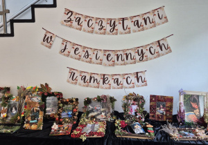 Wystawa prac konkursowych w ramach konkursu plastycznego „Zaczytani w jesiennych ramkach”.