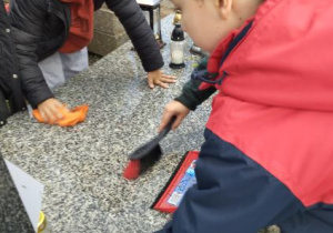 Porządkowanie grobu.