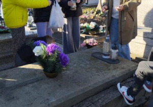 Składanie kwiatów i palenie zniczy.