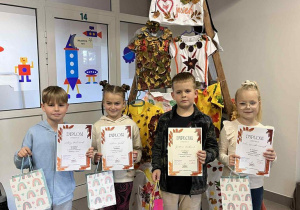 Laureaci konkursu z dyplomami i nagrodami