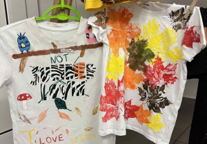 Białe bluzeczki przyozdobione jesiennymi kolorami