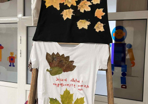 Biała i czarna koszulka przyozdobiona jesienią