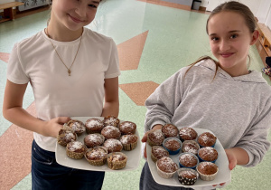 Uczennice z babeczkami marchewkowymi.