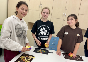 Uczennice obierają jabłka do ciasteczek.