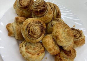 Cynamonki z ciasta francuskiego.