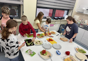 Uczniowie przygotowują zdrowe wrapy.