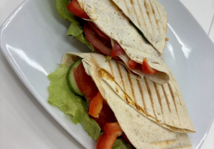 Zdrowy wrap z warzywami i kurczakiem.