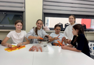 Uczennice przygotowują ciasto marchewkowe.