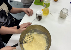 Uczeń przygotowuje ciasto na gofry.