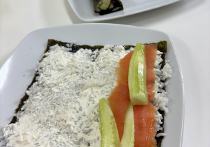 Składanie rolki sushi.