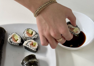 konsumpcja sushi z sosem sojowym.