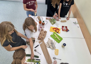 Uczennice przygotowują zdrowe zapiekanki.