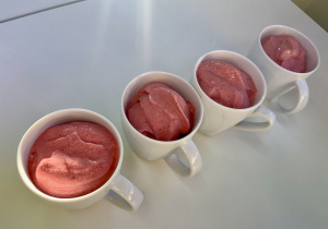 zdrowy koktajl truskawkowo-malinowy.