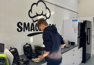 Uczeń przygotowuje tosty.