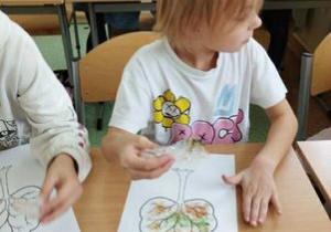 Świetliczaki malują farbami jesienne drzewko.