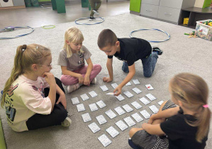 Uczniowie grają w podwodne memory.