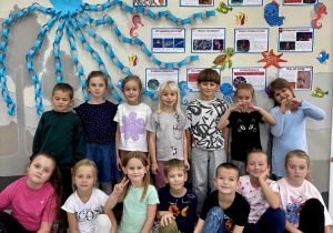 Świetliczaki pozują z ośmiornicą.