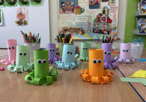 Kreatywne prace uczniów z okazji Dnia ośmiornicy.