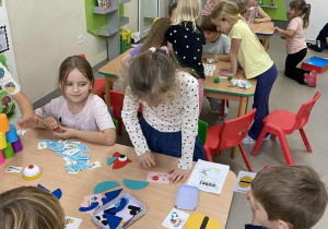 Świetlicowe zabawy podczas dnia gier planszowych.