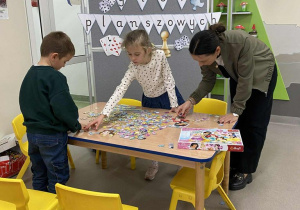 Wspólne układanie puzzli.