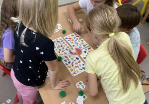 Uczniowie grają w bystre oczko.