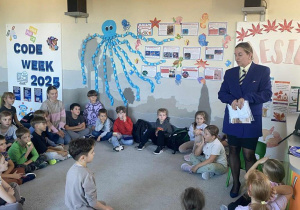 Pani listonoszka opowiada jak należy prawidłowo wypełnić i zaadresować listy.