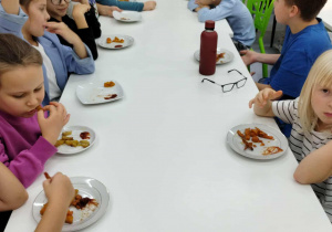 Świetliczaki zjadają pieczone, jesienne warzywa.