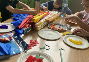 Kreatywna jesień, uczniowie tworzą z bibuły owoce i warzywa.